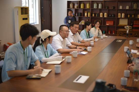  图3 球川镇党委副书记寇恺（左3）与“水与争锋”暑期社会实践小分队交流座谈